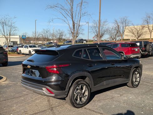 Used 2025 Chevrolet Trax LT w/ LT Convenience Package image 9