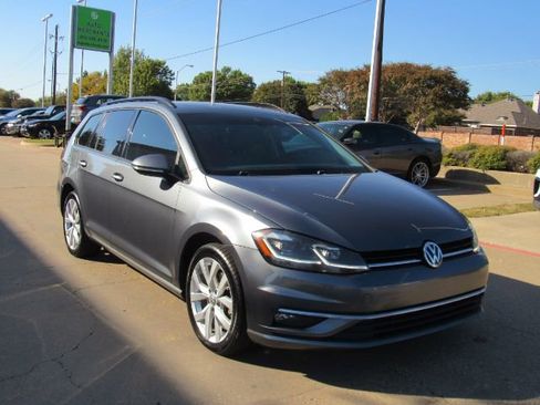 Used 2019 Volkswagen Golf SE image 4