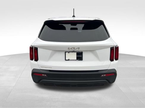 Used 2023 Kia Sorento LX image 6