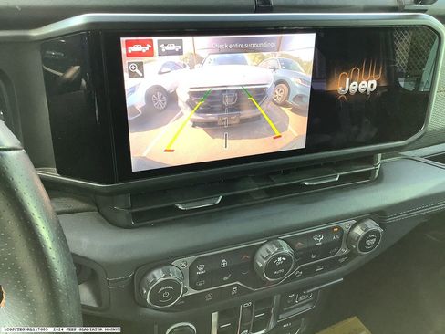Used 2024 Jeep Gladiator Mojave w/ Technology Group AWD/4WD image 10