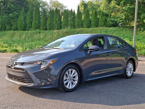 Used 2025 Toyota Corolla LE w/ LE Premium Package FWD image 3