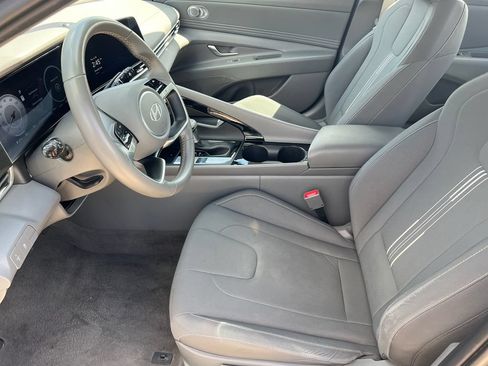 Used 2025 Hyundai Elantra SEL FWD image 17