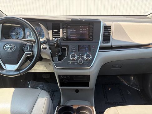 Used 2018 Toyota Sienna XLE w/ Carpet Mat Package FWD image 31