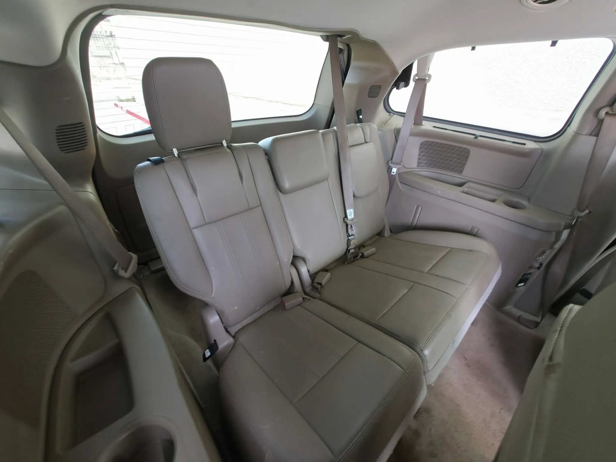 Used 2014 Chrysler Town & Country Touring FWD image 14