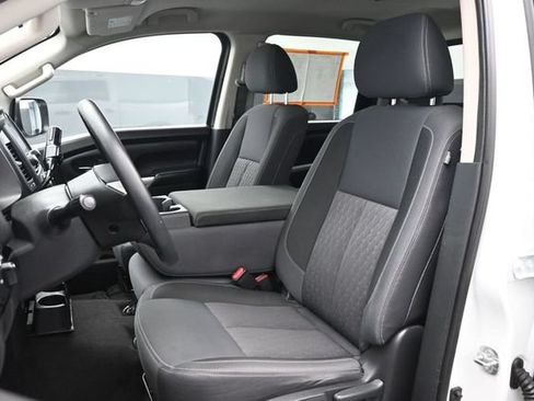 Used 2022 Nissan Titan SV AWD/4WD image 5