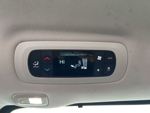 Used 2018 Chrysler Pacifica Limited image 27