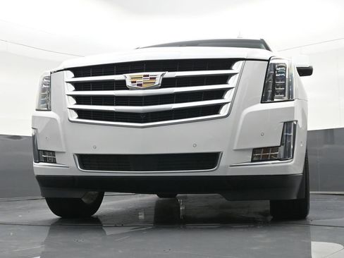 Used 2019 Cadillac Escalade ESV Premium Luxury RWD image 34