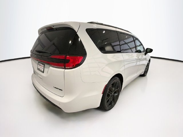 Used 2025 Chrysler Pacifica Limited FWD image 8