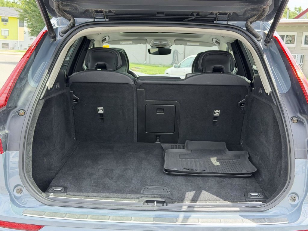 Used 2022 Volvo XC60 B5 Momentum w/ Climate Package AWD/4WD image 14