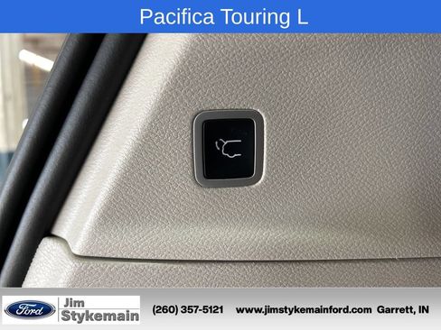 Used 2024 Chrysler Pacifica Touring-L FWD image 13