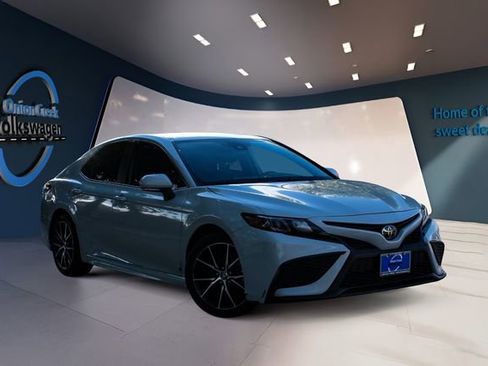 Used 2023 Toyota Camry SE image 1