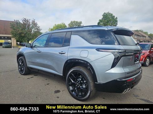Used 2025 Chevrolet Traverse RS image 3