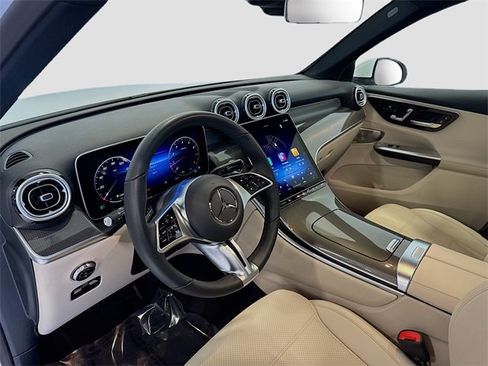 Used 2025 Mercedes-Benz GLC 300 4MATIC image 9