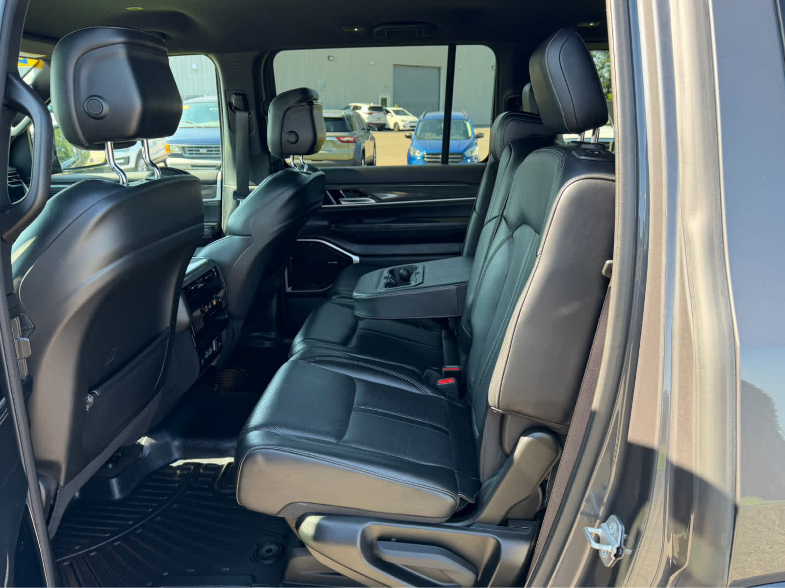Used 2022 Jeep Wagoneer Series II AWD/4WD image 24