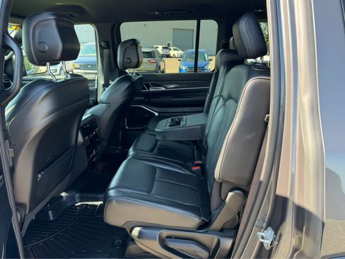 Used 2022 Jeep Wagoneer Series II AWD/4WD image 24