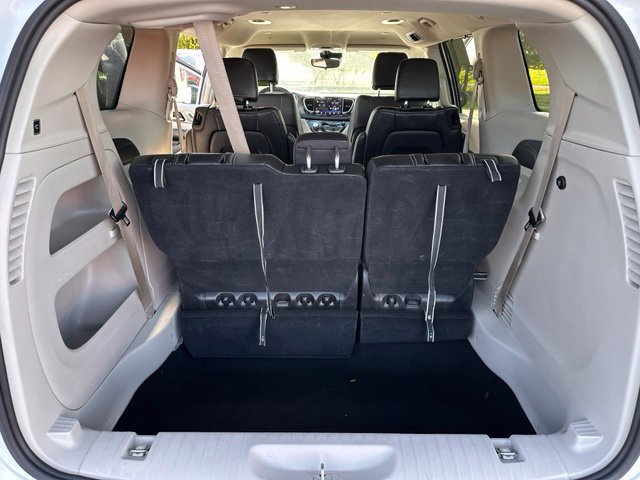 Used 2024 Chrysler Pacifica Touring-L FWD image 13