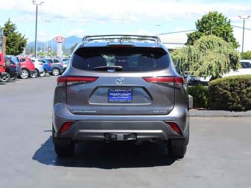 Used 2021 Toyota Highlander XLE AWD/4WD image 5