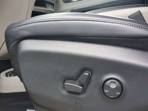 Used 2023 Chrysler Pacifica Touring-L image 14