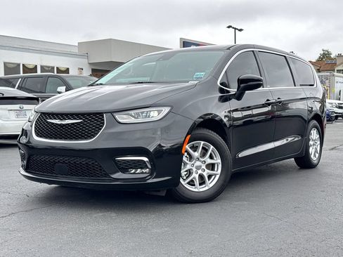 Used 2023 Chrysler Pacifica Touring-L FWD image 2
