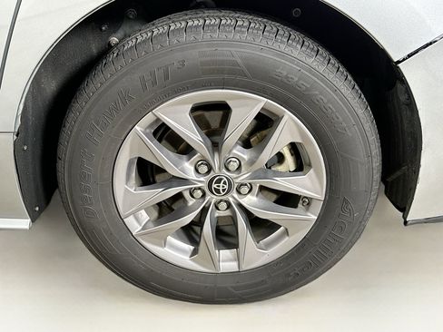 Used 2021 Toyota Sienna XLE image 11