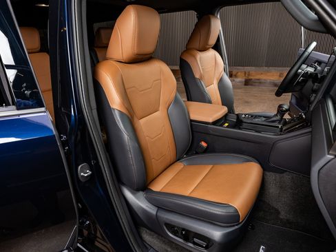 Used 2025 Lexus GX 550 w/ Cold Area Package image 31