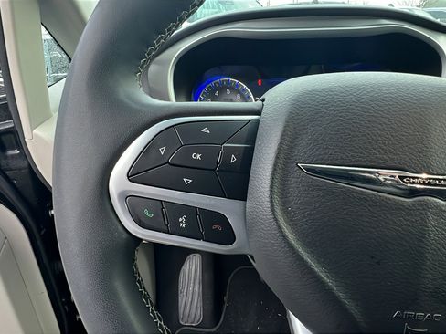 Used 2024 Chrysler Pacifica Touring-L image 27