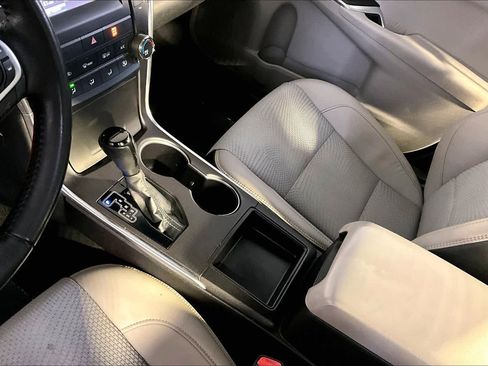 Used 2016 Toyota Camry SE image 16