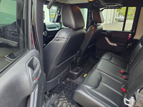 Used 2014 Jeep Wrangler Unlimited Sahara w/ Connectivity Group AWD/4WD image 15