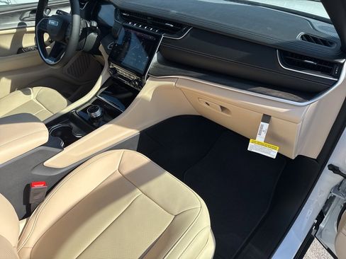 New 2025 Jeep Grand Cherokee L Limited w/ Luxury Tech Group II image 33