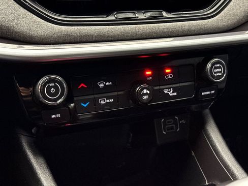 Used 2022 Jeep Compass Latitude FWD image 19