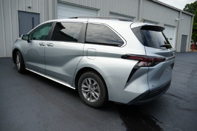 Used 2025 Toyota Sienna XLE FWD image 9