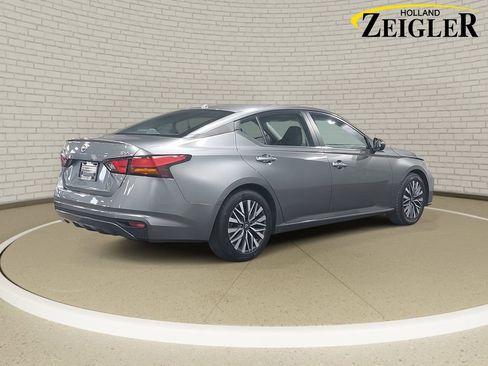Used 2023 Nissan Altima 2.5 SV image 5