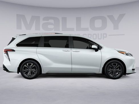 New 2026 Toyota Sienna Platinum image 12