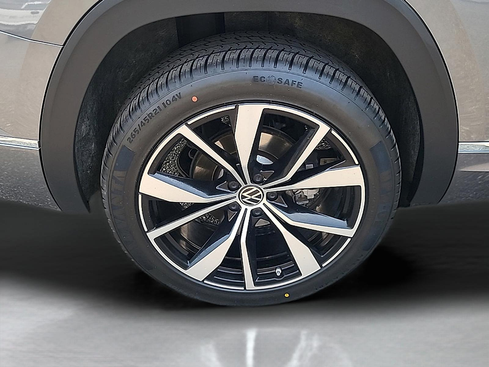 Used 2024 Volkswagen Atlas SEL Premium R-Line AWD/4WD image 9