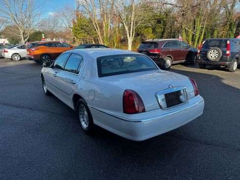 Used 2001 Lincoln Town Car Executive image 4