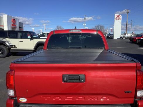 Used 2017 Toyota Tacoma TRD Sport image 9