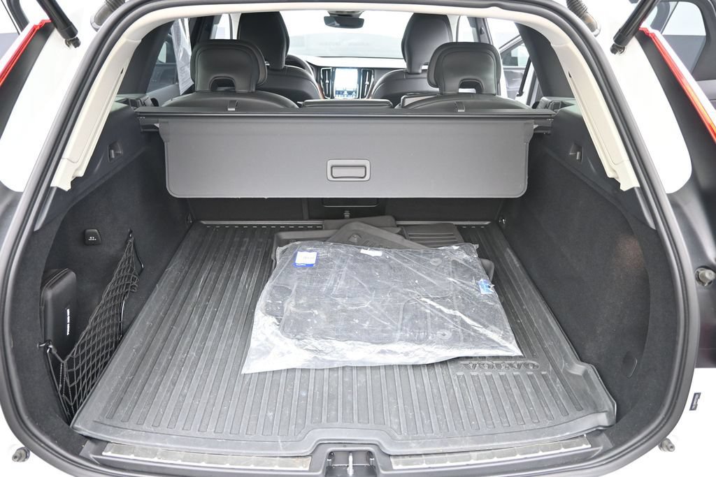 Certified 2024 Volvo XC60 B5 Ultimate w/ Protection Package Premier AWD/4WD image 18