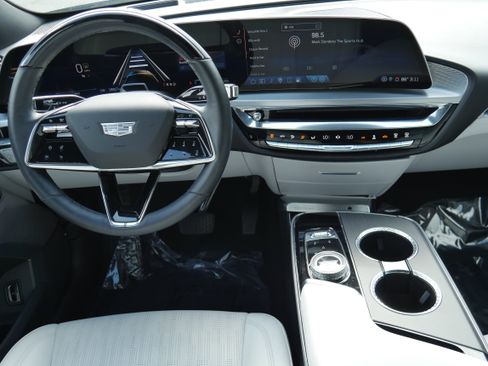 Used 2024 Cadillac Lyriq Luxury AWD/4WD image 17