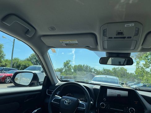 Used 2025 Toyota Highlander LE FWD image 36