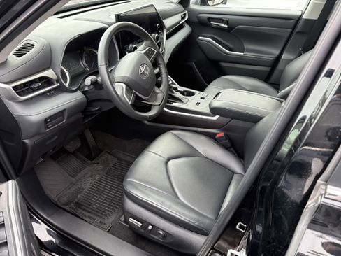 Certified 2023 Toyota Highlander XLE image 4