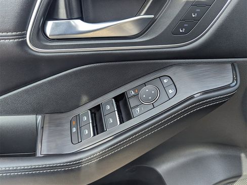 Used 2025 Nissan Rogue Platinum image 33