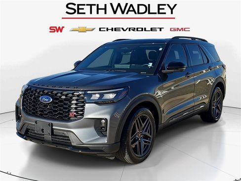 Used 2025 Ford Explorer ST image 3