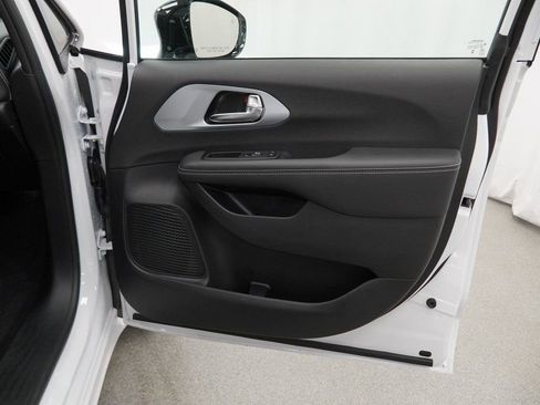 New 2026 Chrysler Pacifica Limited w/ S Appearance Package AWD/4WD image 31