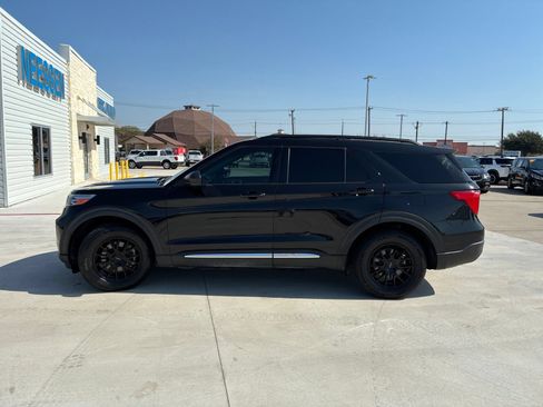 Used 2022 Ford Explorer XLT RWD image 4