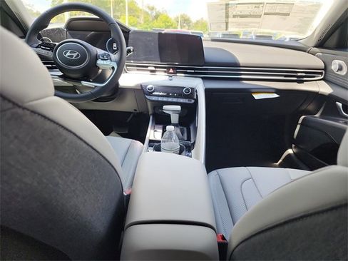 New 2025 Hyundai Elantra Limited image 12