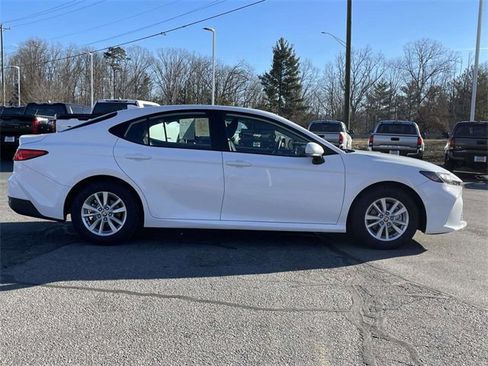 Used 2025 Toyota Camry SE image 6