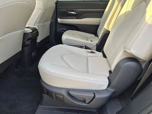 Used 2025 Toyota Grand Highlander AWD image 16
