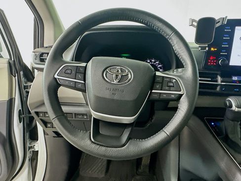 Used 2023 Toyota Sienna XLE FWD image 18