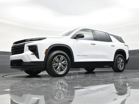 Used 2025 Chevrolet Traverse LT FWD image 17