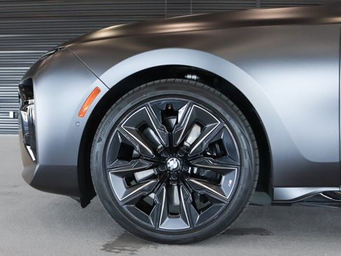 Used 2025 BMW 740i w/ Premium Package RWD image 4